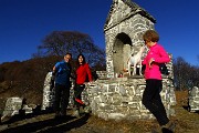 77 Altare dedicato alla Madonna, racchiuso in un curioso recinto di dolmen